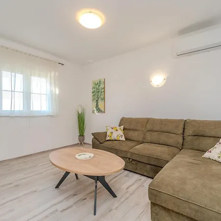 Dom wakacyjny Family Friendly House With A Parking Space Ninski Stanovi, Zadar - 23619 *