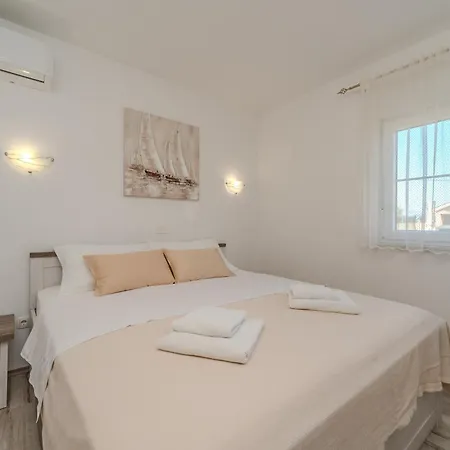 Dom wakacyjny Family Friendly House With A Parking Space Ninski Stanovi, Zadar - 23619 *
